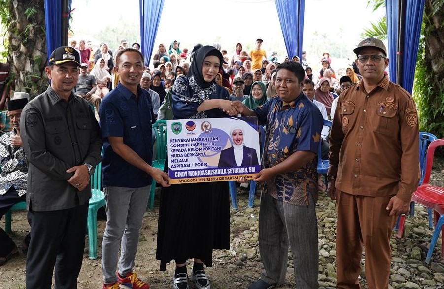 Cindy Monica Serahkan Bantuan Alsintan untuk Petani Kabupaten Pasaman